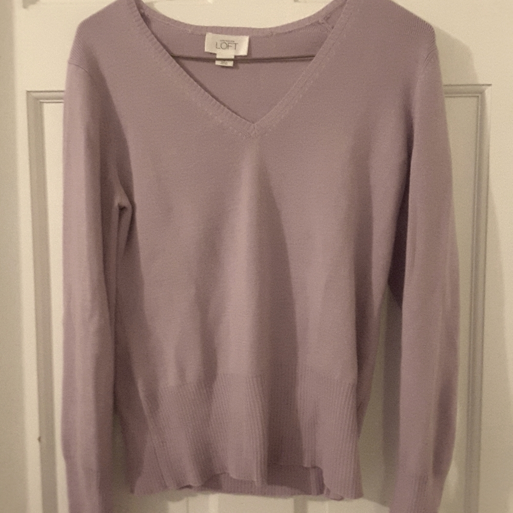 Woman's lavender v neck sweater